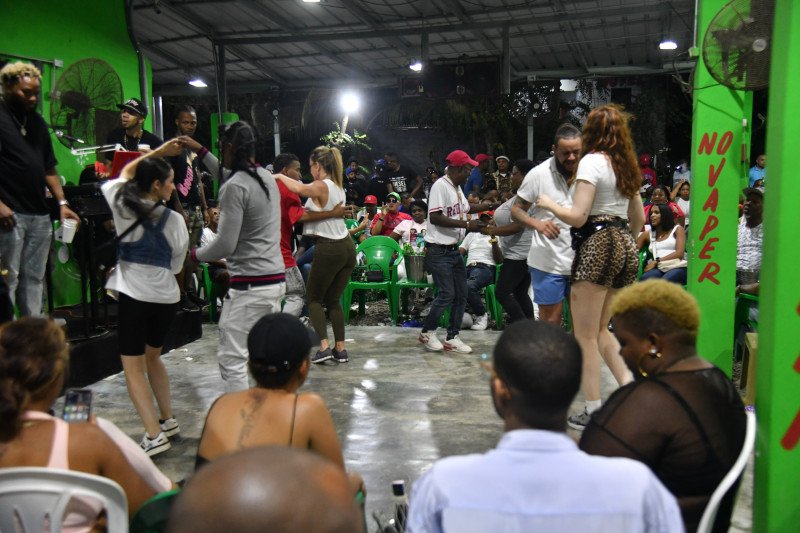 Dominicanos y extranjeros acuden en masas a los Carrandales a bailar bachata