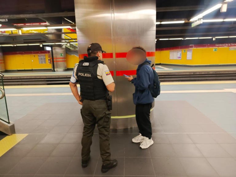 Se subió al Metro borracho y se orinó