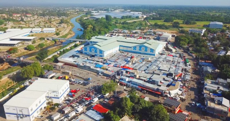 Haitianos cruzan a mercado fronterizo de Dajabón bajo estrictas vigilancias