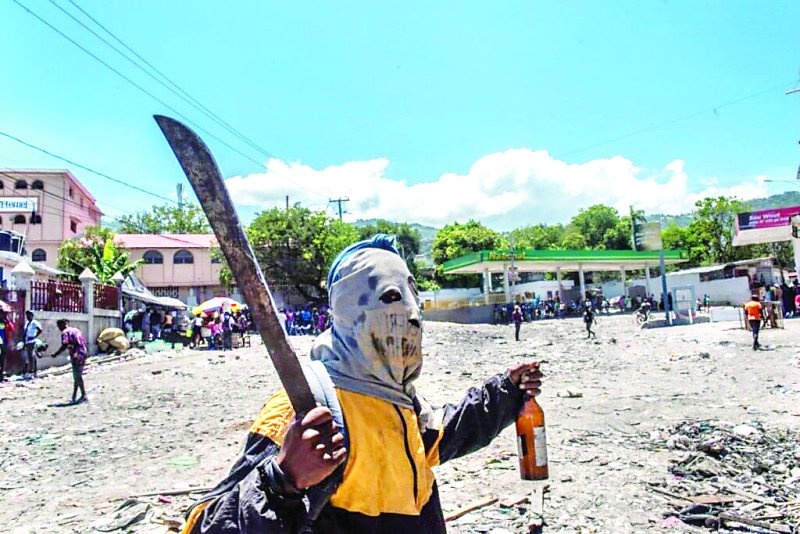 Bandas saquean el puerto de la capital haitiana