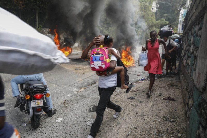Hay caos en Haití: Pandillas atacan objetivos clave como prisiones mientras las alianzas cambian
