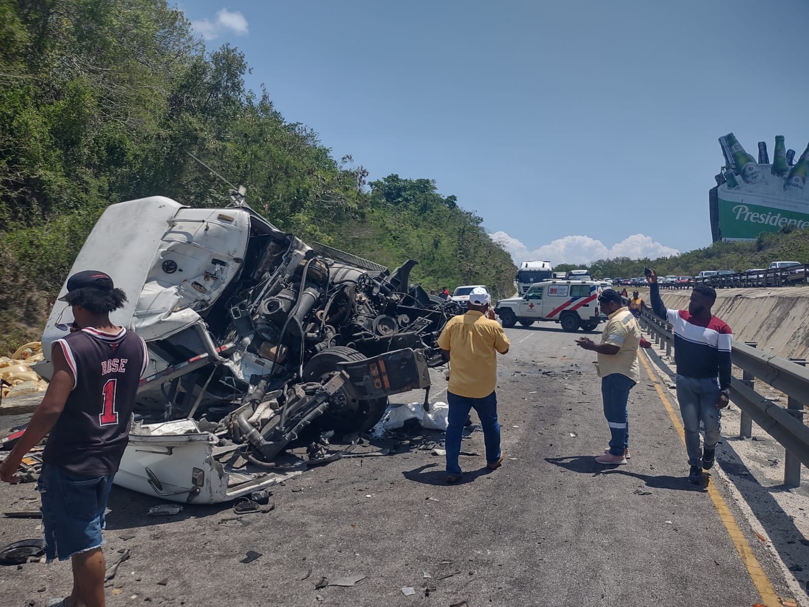 Coordinan asistencia en accidente de siete vehículos en La Romana