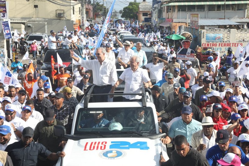 Abinader recorre la provincia Santo Domingo en apoyo a candidatos de su coalición