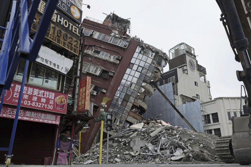 Mas muertos en Taiwán que detienen demolición de edificio inclinado