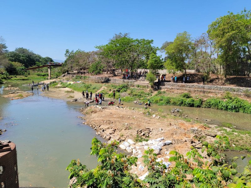 Haitianos afectan ataguía de tierra para que su canal reciba agua del Masacre