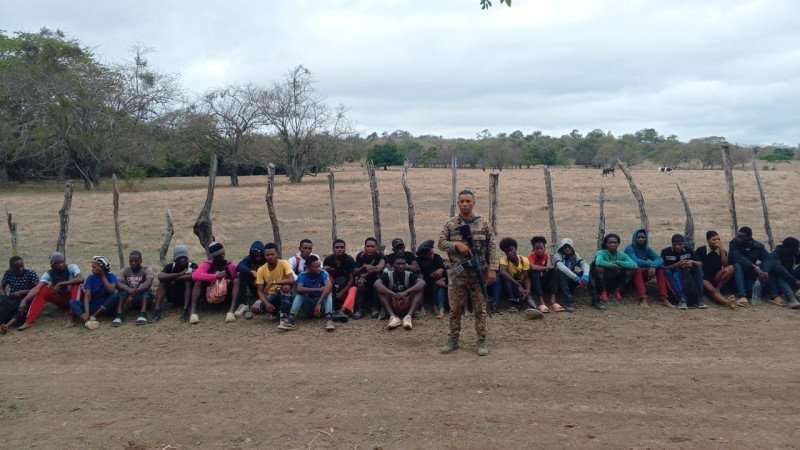 Haitianos detenidos hoy en la frontera suman más de cien huyendo de la crisis en Haití