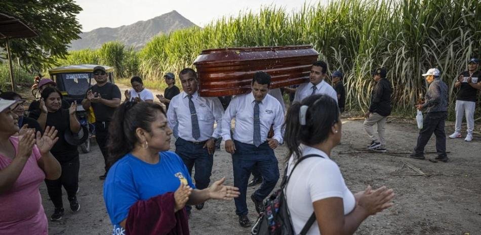 «Bailarines de la muerte» cargan féretros para aliviar el dolor en Perú