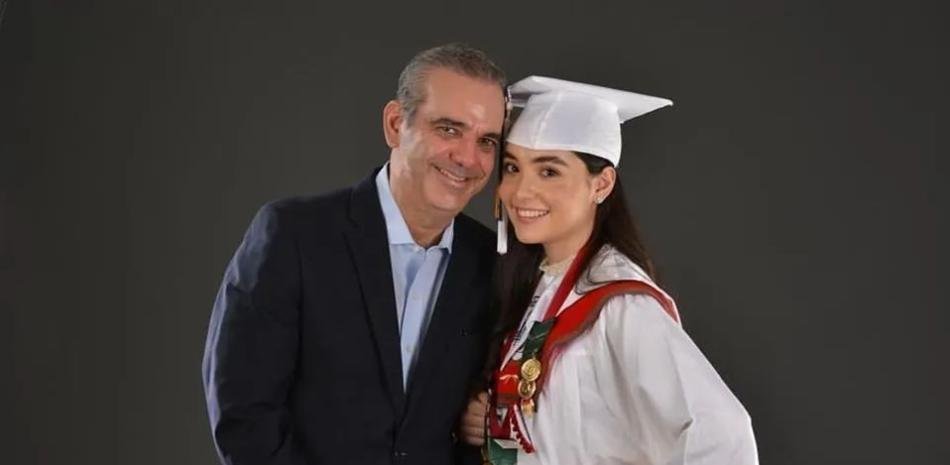 Viaja a Estados Unidos para estar presente en la graduación de una de sus hijas