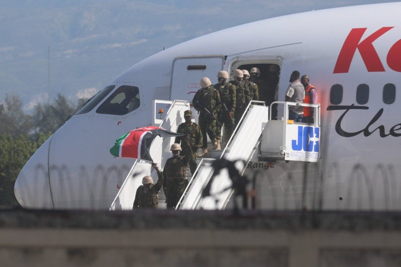 Llegan a Haití policías kenianos