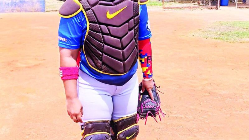 Mujer que juega béisbol