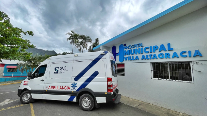 Mujer destroza mobiliario en área de emergencias del Hospital de Villa Altagracia