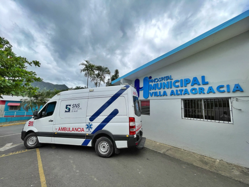 Mujer destroza mobiliario en área de emergencias del Hospital de Villa Altagracia