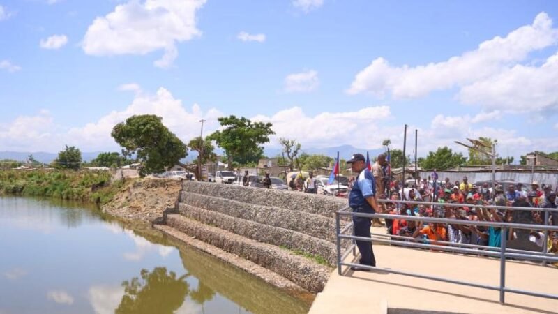 Primer ministro haitiano visita canal de río Masacre