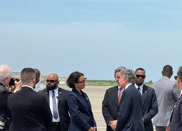 Antony Blinken llega a Puerto Príncipe y es recibido por el Consejo Presidencial de Transición