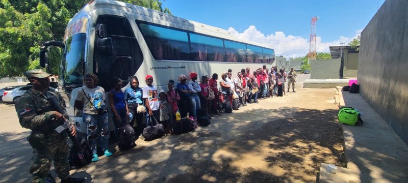 Detiene Autobús repleto de haitianos con estatus migratorio irregular