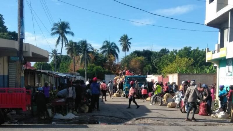 Resguardan la frontera por paro en el mercado binacional