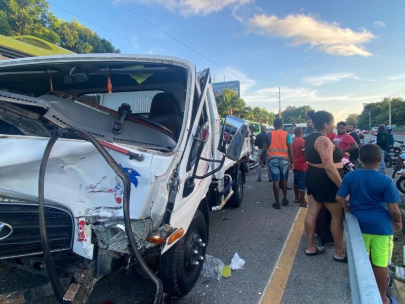 Siguen los accidentes provocando tragedias en las carreteras del país