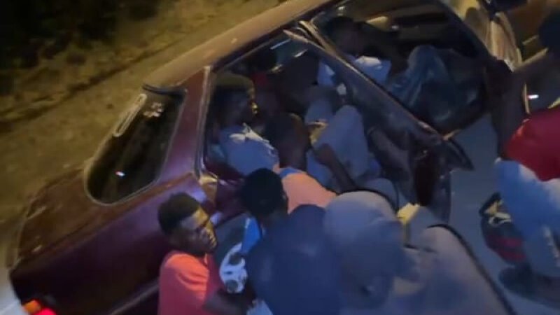 Conductor de carro repleto de haitiano en Monte Cristi huye