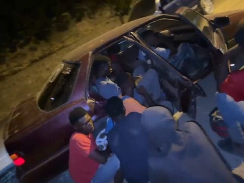 Conductor de carro repleto de haitiano en Monte Cristi huye