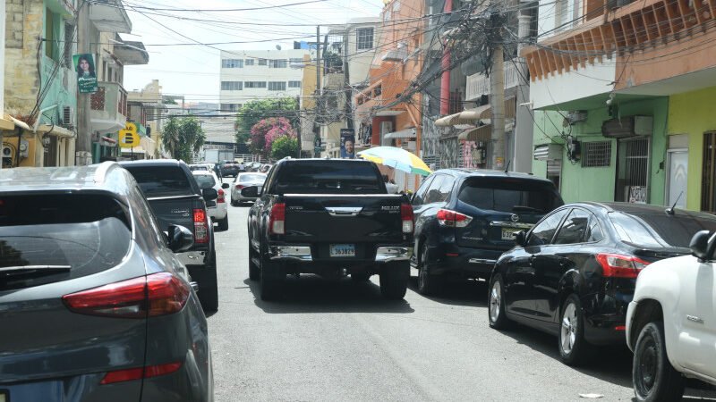 Parquean vehículos en ambos lados de las vías del Distrito