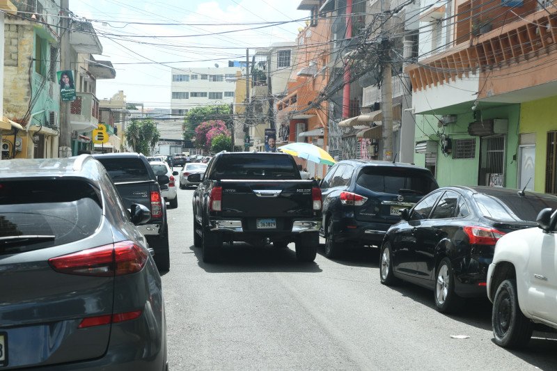 Parquean vehículos en ambos lados de las vías del Distrito