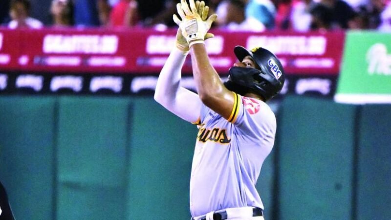 Jonronean para las Aguilas en su triunfo ante los Gigantes