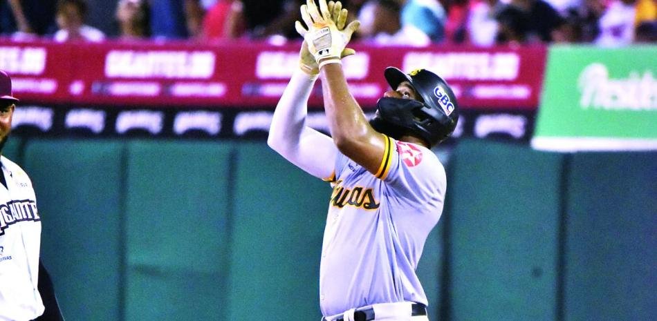 Jonronean para las Aguilas en su triunfo ante los Gigantes