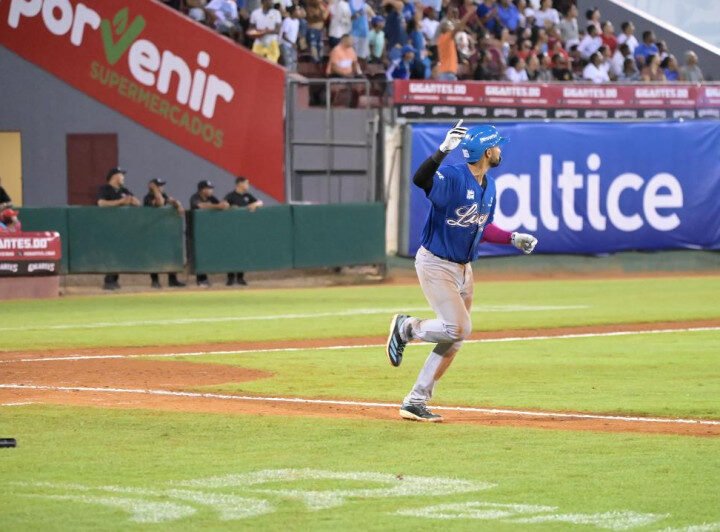 Primer triunfo de los Tigres del Licey