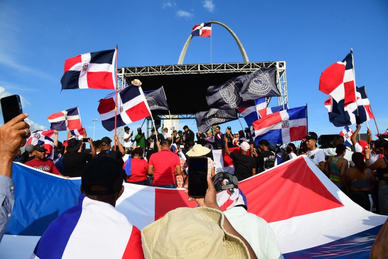 Protestan en la Plaza de la Bandera por un control migratorio más «riguroso»