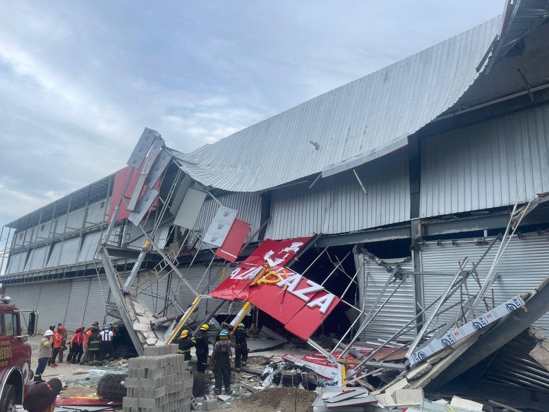 Derribo de plaza comercial en Santiago deja varios heridos