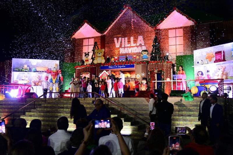 Un baño y festejo navideño tras inaugurar Villa Navidad