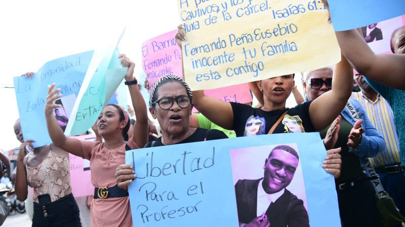 Piden “Libertad para Fernando”, profesor acusado violación en San Pedro de Macorís