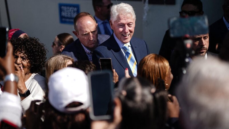 Bill Clinton hospitalizado en Washington con  fiebre