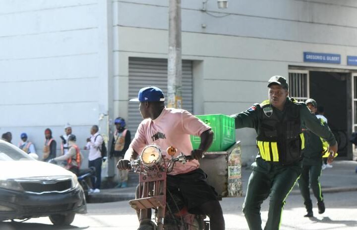 S escapa delivery de las manos de dos Agentes de la Digesett