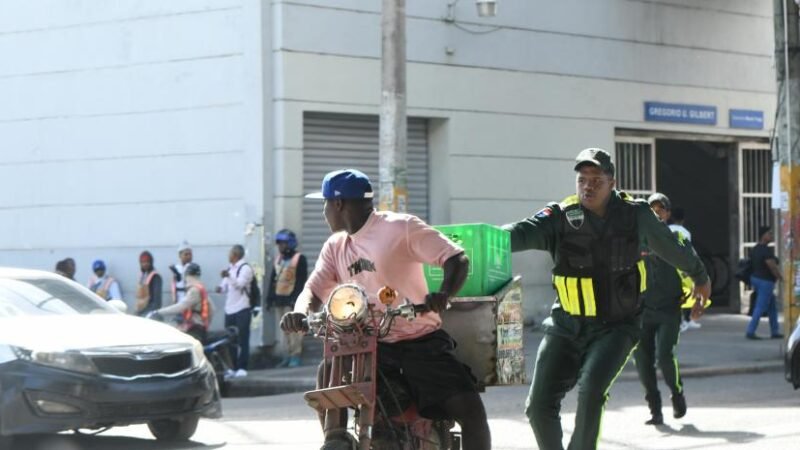 S escapa delivery de las manos de dos Agentes de la Digesett