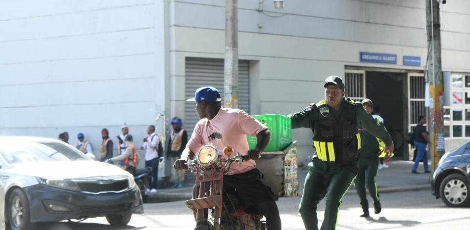 S escapa delivery de las manos de dos Agentes de la Digesett