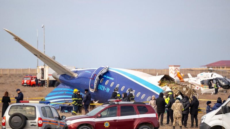 Sobreviven 32 pasajeros tras estrellarse un avión en Kazajistán