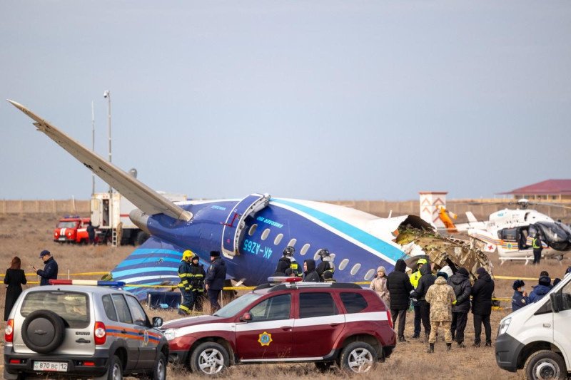 Sobreviven 32 pasajeros tras estrellarse un avión en Kazajistán