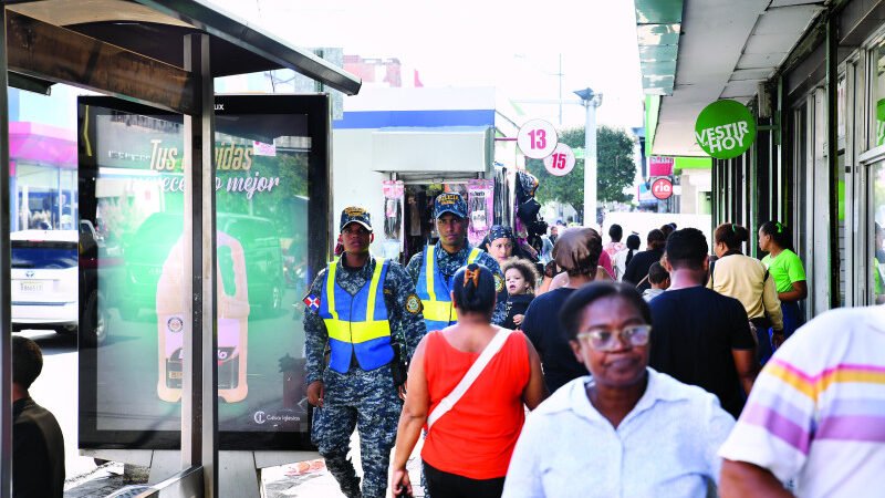 Fuerte patrullaje de la policía en calles de Santo Domingo