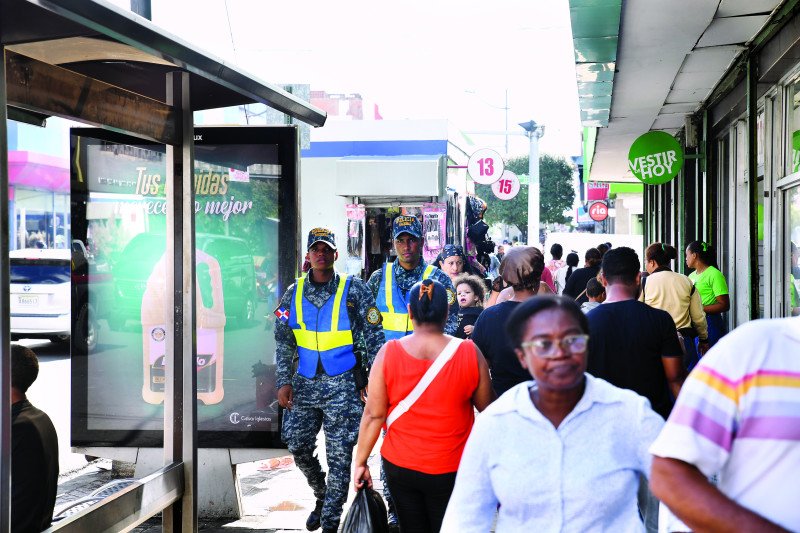 Fuerte patrullaje de la policía en calles de Santo Domingo