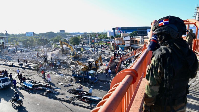 Desalojan al menos 100 negocios en el kilómetro 9 de la autopista Duarte