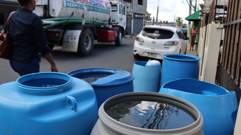 Viven sin agua y con apagones