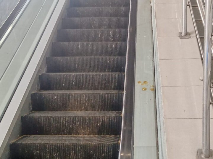 Malos olores y suciedad en la estación del Metro Gregorio Urbano Gilbert