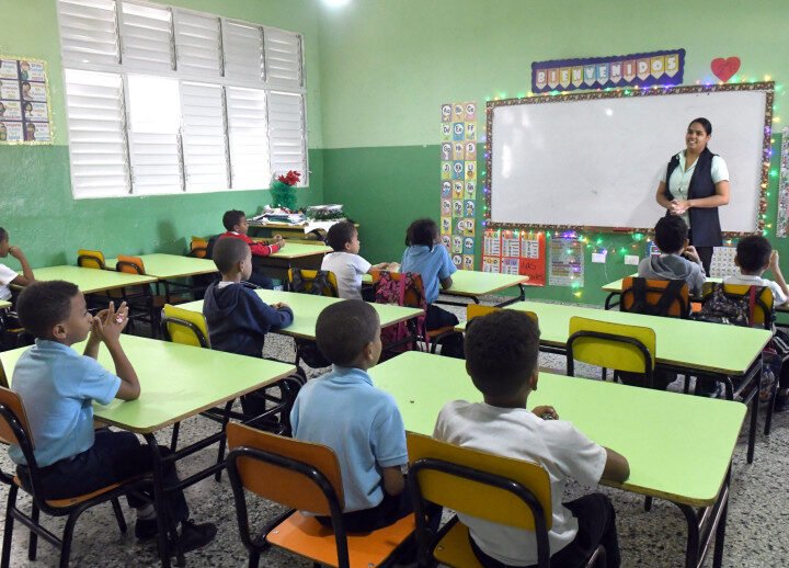 Trabajar  como ayudante docente mira los requisitos y salario