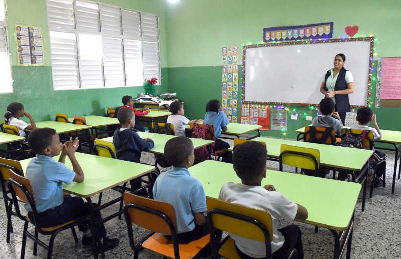Trabajar  como ayudante docente mira los requisitos y salario