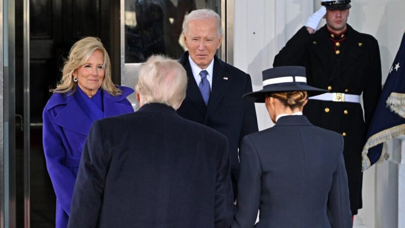 Biden a Trump en la puerta de la Casa Blanca: «Bienvenido a casa»