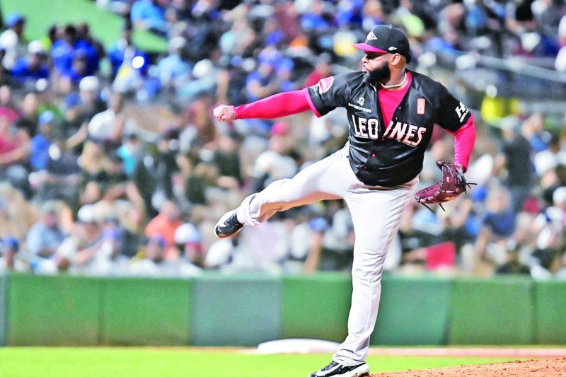 Escogido blanquea al Licey 6-0 y toma ventaja de 2-1 en la final