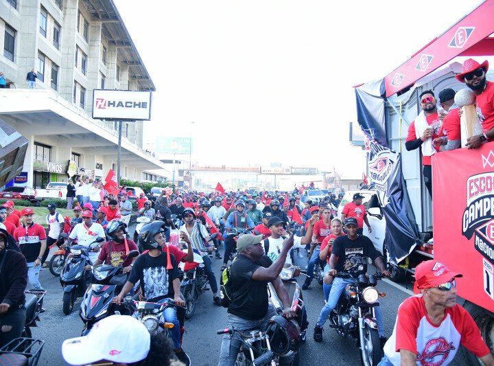 Desfile del triunfo concita el apoyo de miles de escogiditas