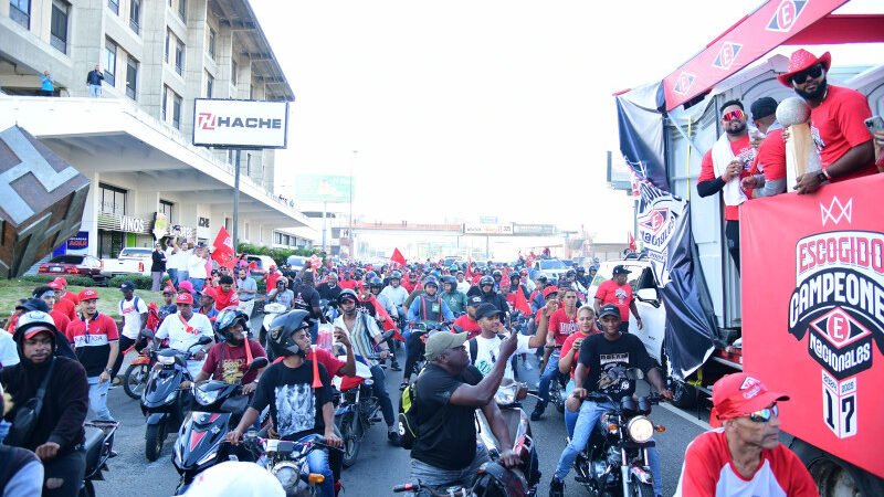 Desfile del triunfo concita el apoyo de miles de escogiditas