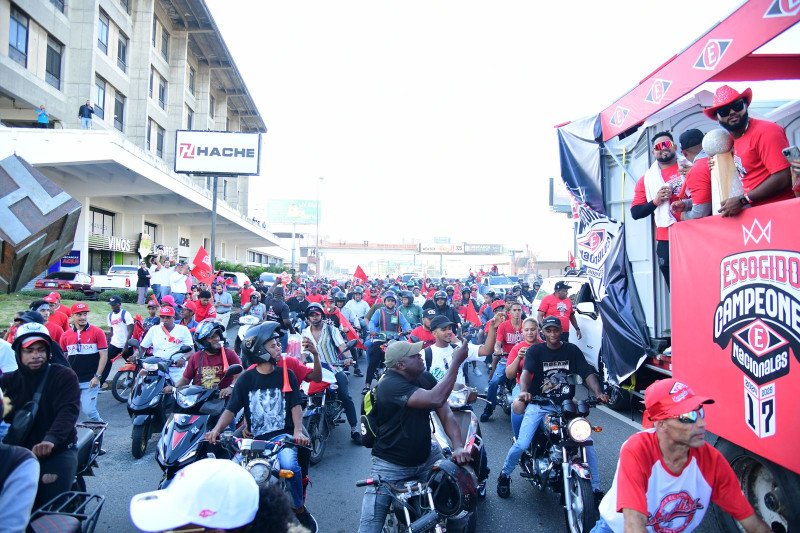 Desfile del triunfo concita el apoyo de miles de escogiditas